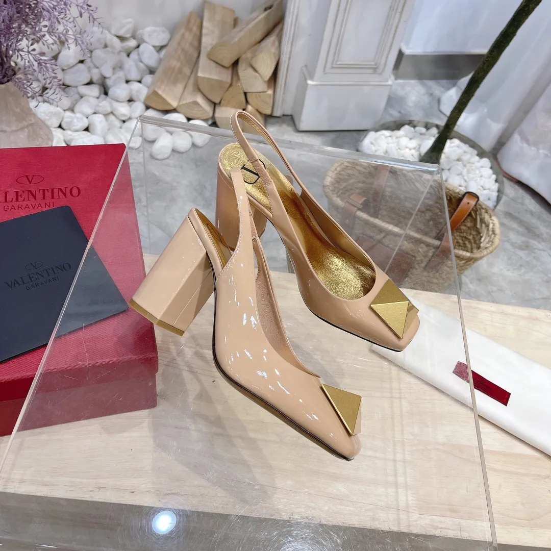 👟👟Ex-factory price 440👟👟 Genuine leather sole +40 Valentino Valentino 2023 spring and summer new product [Pyramid] large spike shoes are new☑️ ———————————— Valentino Garavani’s classic “Roman Stud” series debuts in a new interpretation! The latest golden big rivet element is full of high-end sense! Extremely fashionable ~ Upper: Original custom-made cow patent leather Lining: Original high-gloss imported sheepskin lining Outsole: Italian genuine leather Outsole: Wear-resistant rubber sole Size: 34-42 (34 and 42 are custom-made and non-refundable) Heel height: [8.5cm] - [6cm] (2 heel height options)
